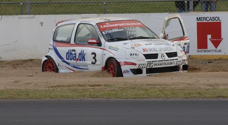 Første heat i Casinoportalen Clio Cup sluttede med en rulletur for Jacob Kristensen.